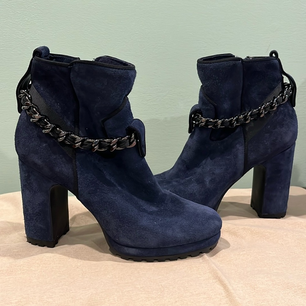 Karl Lagerfeld Paris Lark Navy Kid Suede 6.5